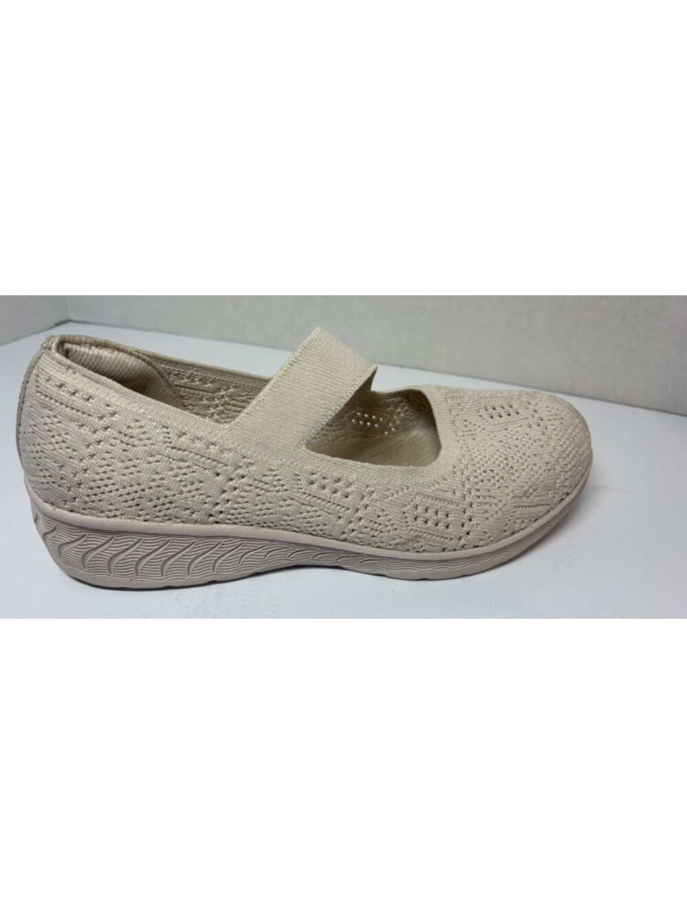 Skechers Relaxed Fit Up-Lifted Cream Slip-On Shoes Women’s Size 9 Mary Janes